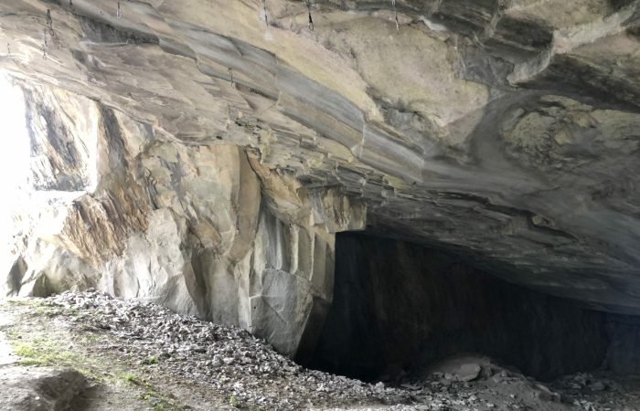 Cave di oolite di Massone tetto della cava - Arco